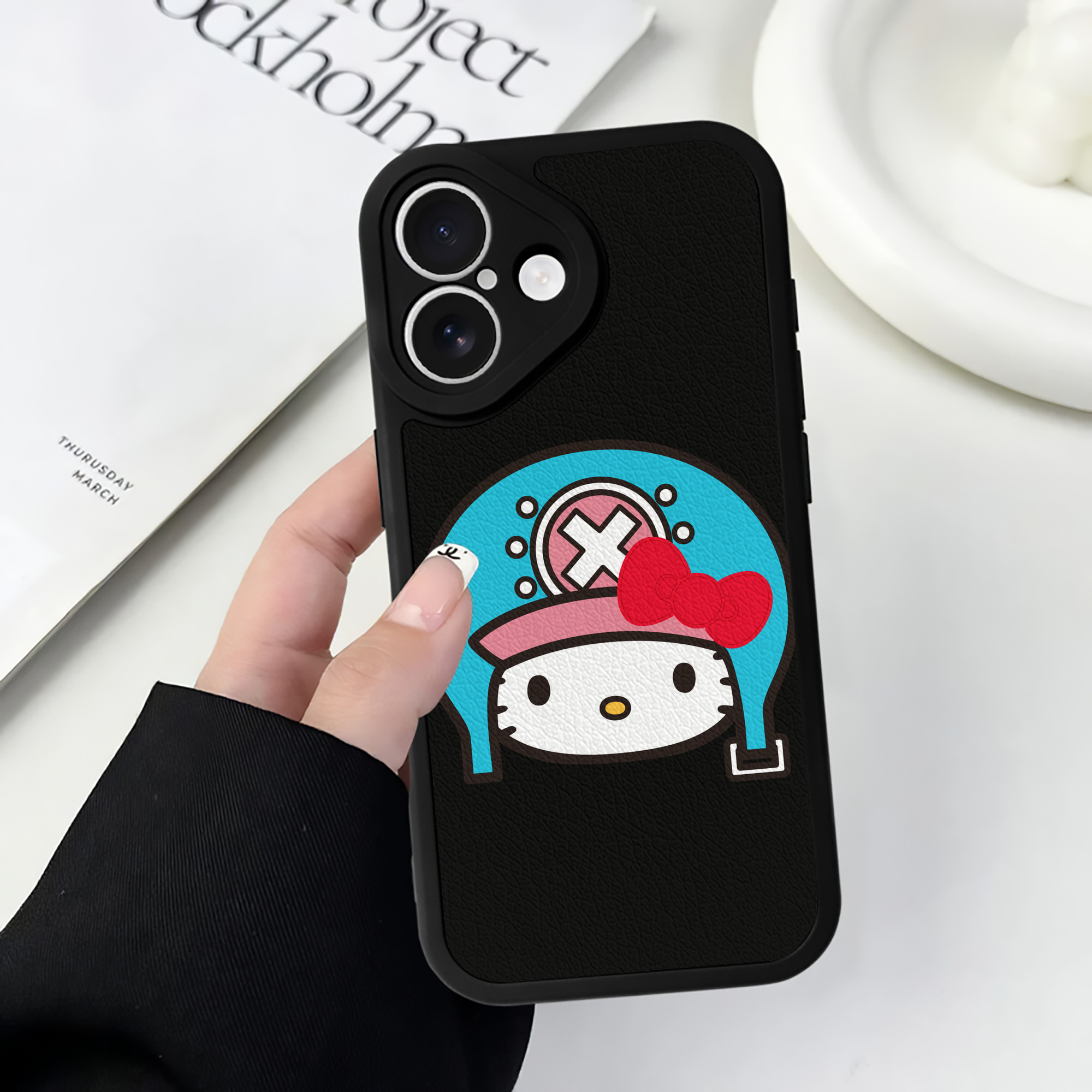 （画像用） Hello Kitty ハローキティ 【iPhone 16シリーズ対応】シリコンスマホケース（レザー調） 材質：シリコン